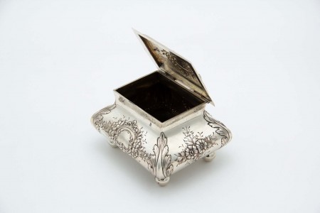 Guarda jóias em prata com motivos florais relevados